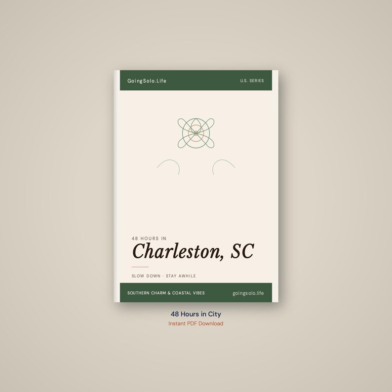Op de afbeelding: Een cr&egrave;mekleurige reisgids getiteld "48 Hours in Charleston, SC" met een groene kop- en voettekst. De gids heeft een minimalistisch ontwerp met de tekst "GoingSolo.Life" en "U.S. SERIES". De onderkant van de gids luidt "48 Hours in City" en "Instant PDF Download".