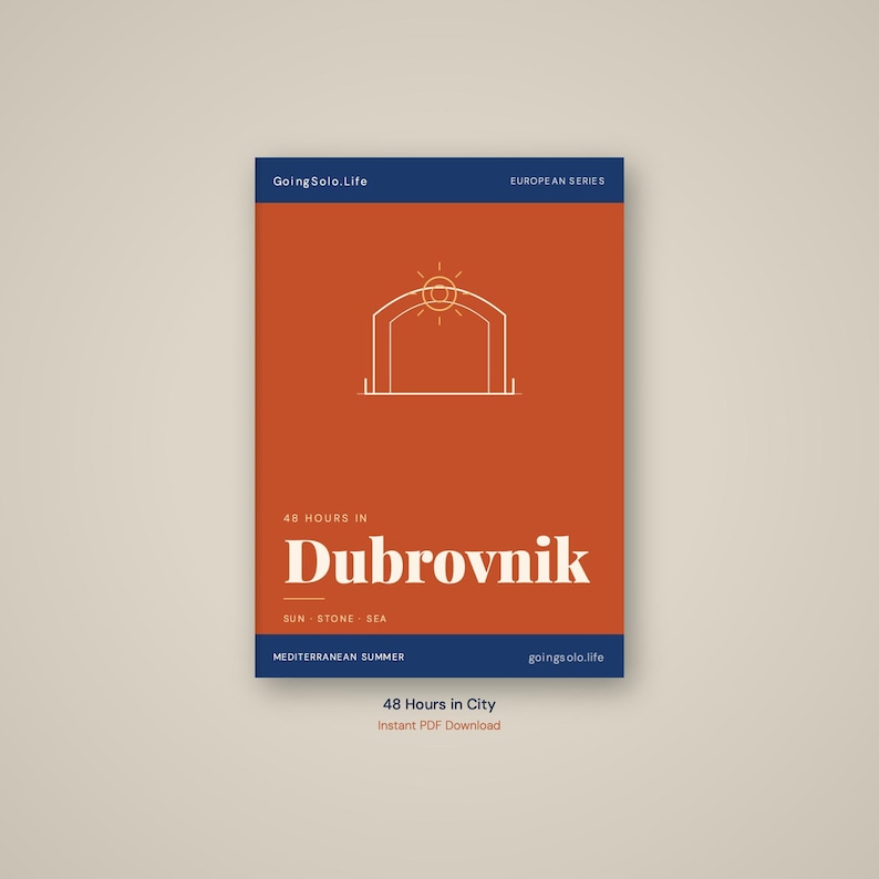 Pu&ograve; includere: Una copertina di guida di viaggio rettangolare con uno sfondo arancione bruciato e bande orizzontali blu scuro in alto e in basso. Presenta un disegno a linee bianche di un arco, il testo 48 HOURS IN Dubrovnik e le parole SUN STONE SEA.