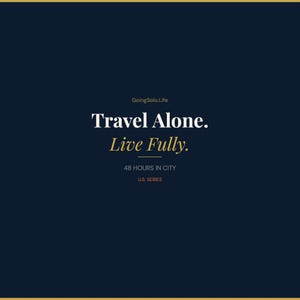 Op de afbeelding: Donkerblauwe afbeelding met de tekst "Travel Alone. Live Fully." in wit en goud. Daaronder staat "48 HOURS IN CITY" en "U.S. SERIES". De website GoingSolo.Life staat bovenaan.