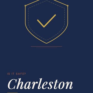 Op de afbeelding: Een marineblauwe afbeelding met de tekst "Going Solo.Life" en "Safety Guide Series". De afbeelding toont een gouden schild met een vinkje en het woord "Charleston" in het wit. De tekst "Solo Traveler Safety Guide" is ook opgenomen.