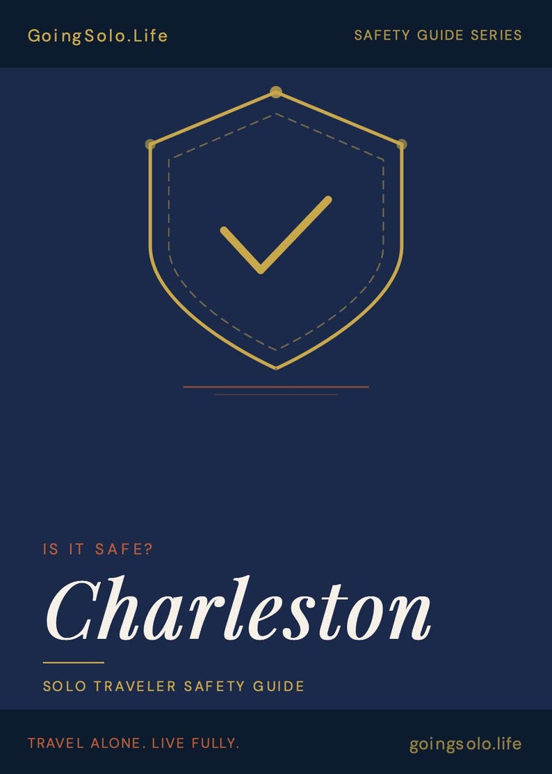Op de afbeelding: Een marineblauwe afbeelding met de tekst "Going Solo.Life" en "Safety Guide Series". De afbeelding toont een gouden schild met een vinkje en het woord "Charleston" in het wit. De tekst "Solo Traveler Safety Guide" is ook opgenomen.