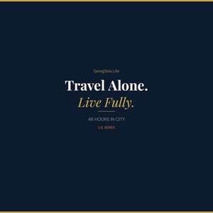 Op de afbeelding: Een donkerblauwe grafische print met de tekst GoingSolo.Life, Travel Alone. Live Fully., 48 HOURS IN CITY en U.S. SERIES. De tekst wordt weergegeven in een combinatie van witte, gouden en oranje letters tegen een effen donkere achtergrond.