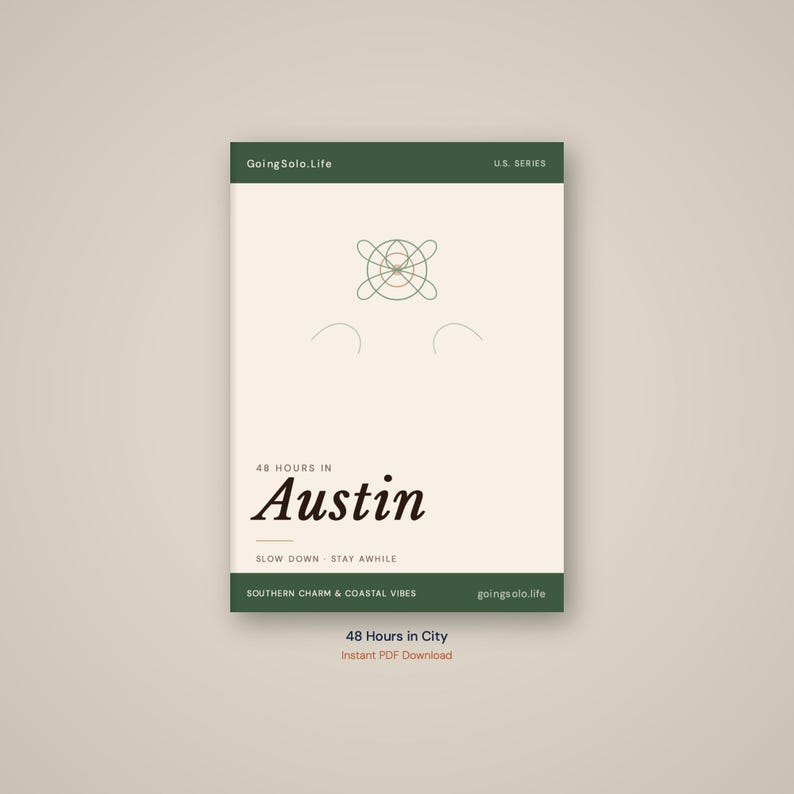 Pu&ograve; includere: Una guida rettangolare intitolata 48 Hours in Austin con sfondo color crema e bordi verde scuro. Presenta un sottile disegno geometrico a linee verdi, il testo GoingSolo.Life, U.S. SERIES, SLOW DOWN - STAY AWHILE e SOUTHERN CHARM & COASTAL VIBES.