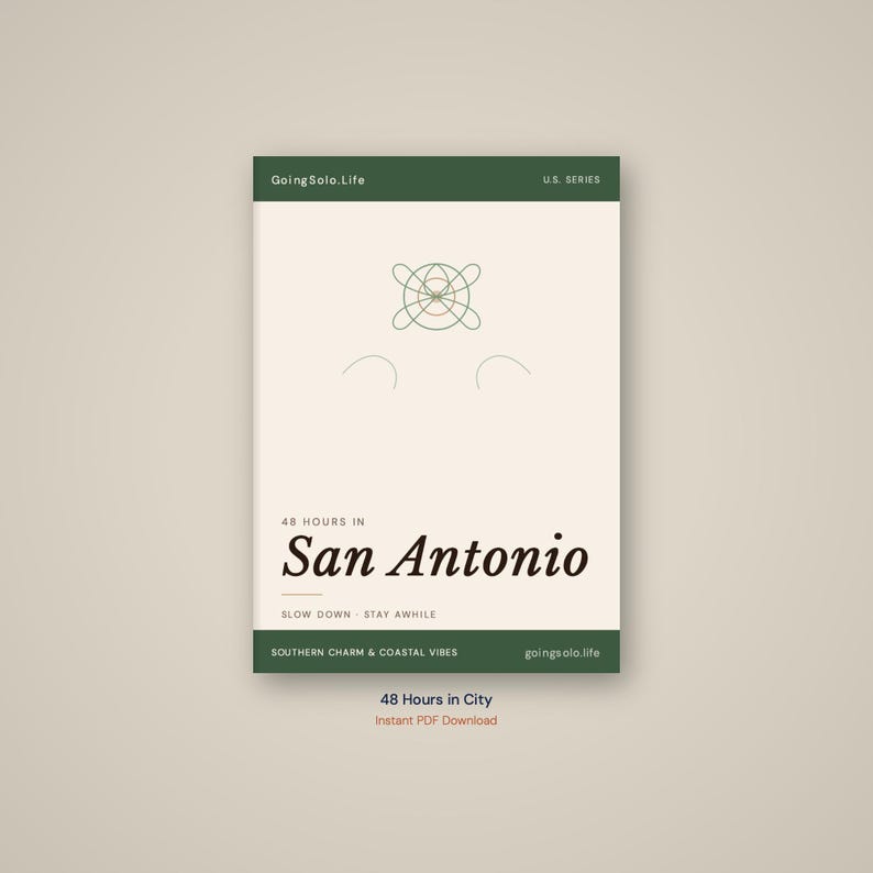 Pu&ograve; includere: Una guida rettangolare intitolata 48 Hours in San Antonio con sfondo color crema e bordi verde scuro. Presenta un sottile disegno geometrico a linee verdi, il testo GoingSolo.Life, U.S. SERIES, SLOW DOWN - STAY AWHILE e SOUTHERN CHARM & COASTAL VIBES.