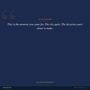 Puede incluir: Un gr&aacute;fico azul marino con el texto "THE SOLO MOMENT" y una cita: "This is the moment you came for. The city quiet. The decision yours alone to make." El gr&aacute;fico tambi&eacute;n incluye "48 HOURS IN NASHVILLE" y "GoingSolo.Life".