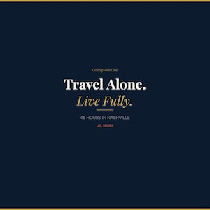 Puede incluir: Gr&aacute;fico azul oscuro con el texto "Travel Alone. Live Fully." en blanco y dorado. Debajo, se lee "48 Hours in Nashville" y "U.S. Series."