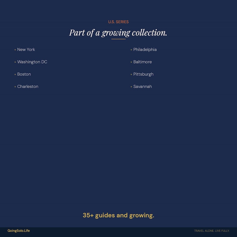 Pu&ograve; includere: Un grafico informativo blu scuro intitolato U.S. SERIES Part of a growing collection. Elenca New York, Washington DC, Boston, Charleston, Philadelphia, Baltimore, Pittsburgh e Savannah. Il testo in basso recita 35+ guides and growing. GoingSolo.Life TRAVEL ALONE. LIVE FULLY.