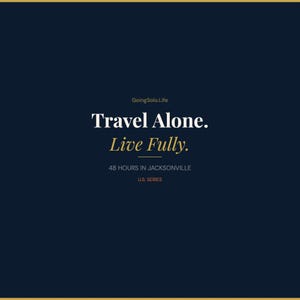 Pu&ograve; includere: Una grafica blu navy scuro con testo bianco e oro che recita GoingSolo.Life, Travel Alone. Live Fully., 48 HOURS IN JACKSONVILLE e U.S. SERIES. Il design presenta un layout pulito e centrato con una sottile linea dorata sotto la parola Fully.