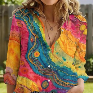 Camisa colorida con estampado abstracto estilo boho y aspecto de lino, blusa hippie con patchwork sintético, top vibrante con acuarela, atuendo para profesora de arte, ropa para festivales.