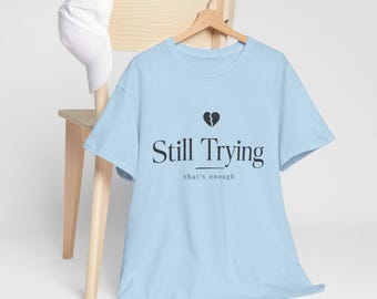 Camiseta Still Trying / Gráfico de corazón roto, tipografía minimalista