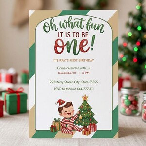 Pode incluir: Um convite de aniversário retangular com listras diagonais bege e verdes. O texto diz: Oh what fun it is to be one! It's Ray's first birthday. Come celebrate with us! December 18, 2 PM, 222 Merry Street, City, State 55555, RSVP to Mom at 444-777-1111. Um bebê de desenho animado em pijama listrado de vermelho e branco está sentado ao lado de uma árvore de Natal decorada.