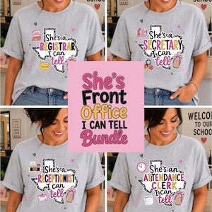 Può includere: Una t-shirt grigio chiaro a maniche corte con una grafica dello stato del Texas e il testo 'She's a REGISTRAR I can tell', 'She's a SECRETARY I can tell', 'She's a RECEPTIONIST I can tell' o 'She's an ATTENDANCE CLERK I can tell' in rosa e nero.