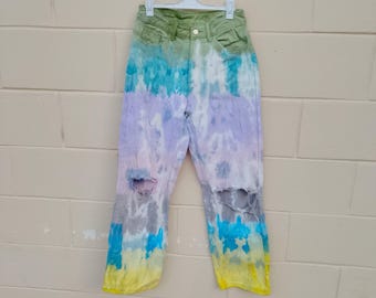 Jeans de mezclilla estilo mom rotos, estilo boho hippie fairycore, reciclados y deshilachados, en azul, verde, morado y amarillo. Talla: 26".