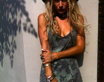 Herwerkte upcycled boho hippie fairycore groene zwarte tie-dye playsuit maat 12