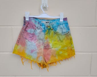Shorts vaqueros boho hippie fairycore rosa azul amarillo tie-dye, talla 8, reciclados y rediseñados.