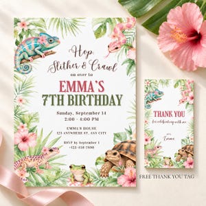 Op de afbeelding: Een verjaardagsuitnodiging en bijpassend bedankkaartje met aquarelillustraties van een kameleon, slang, gekko, schildpad en kikker tussen tropische palmbladeren en roze hibiscusbloemen met de tekst Emma's 7th Birthday.