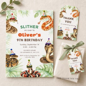 Può includere: Un invito di compleanno e due etichette regalo abbinate con illustrazioni ad acquerello di serpenti che indossano cappellini da festa colorati. Il testo dell'invito recita: SLITHER on over to Oliver's 9TH BIRTHDAY, Sunday, September 14.