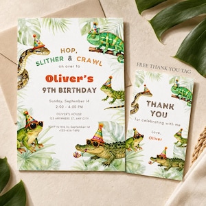 Pode incluir: Um convite de aniversário e etiqueta de agradecimento com ilustrações em aguarela de uma cobra, camaleão, lagarto, rã e crocodilo com chapéus de festa e óculos de sol. O texto diz: HOP, SLITHER & CRAWL on over to Oliver's 9TH BIRTHDAY.