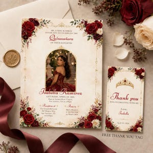 Peut inclure: Ensemble de faire-part et de carte de remerciement pour une Quinceañera. L'invitation présente une photo d'une jeune femme en robe rouge, entourée de motifs floraux. La carte de remerciement a un diadème doré et un design floral.