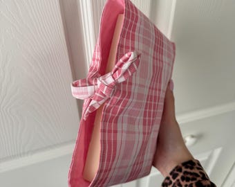 Bokhylla med fluga för skydd av pocketbok