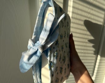 Quiltad bokomslag med fluga för skydd av pocketbok