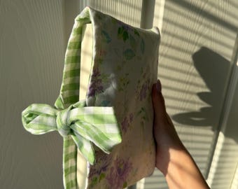 Quiltad bokomslag med fluga för skydd av pocketbok