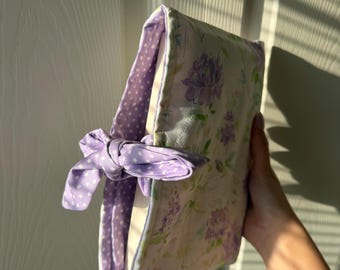 Quiltad bokomslag med fluga för skydd av pocketbok