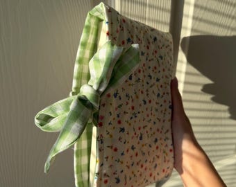 Quiltad bokomslag med fluga för skydd av pocketbok