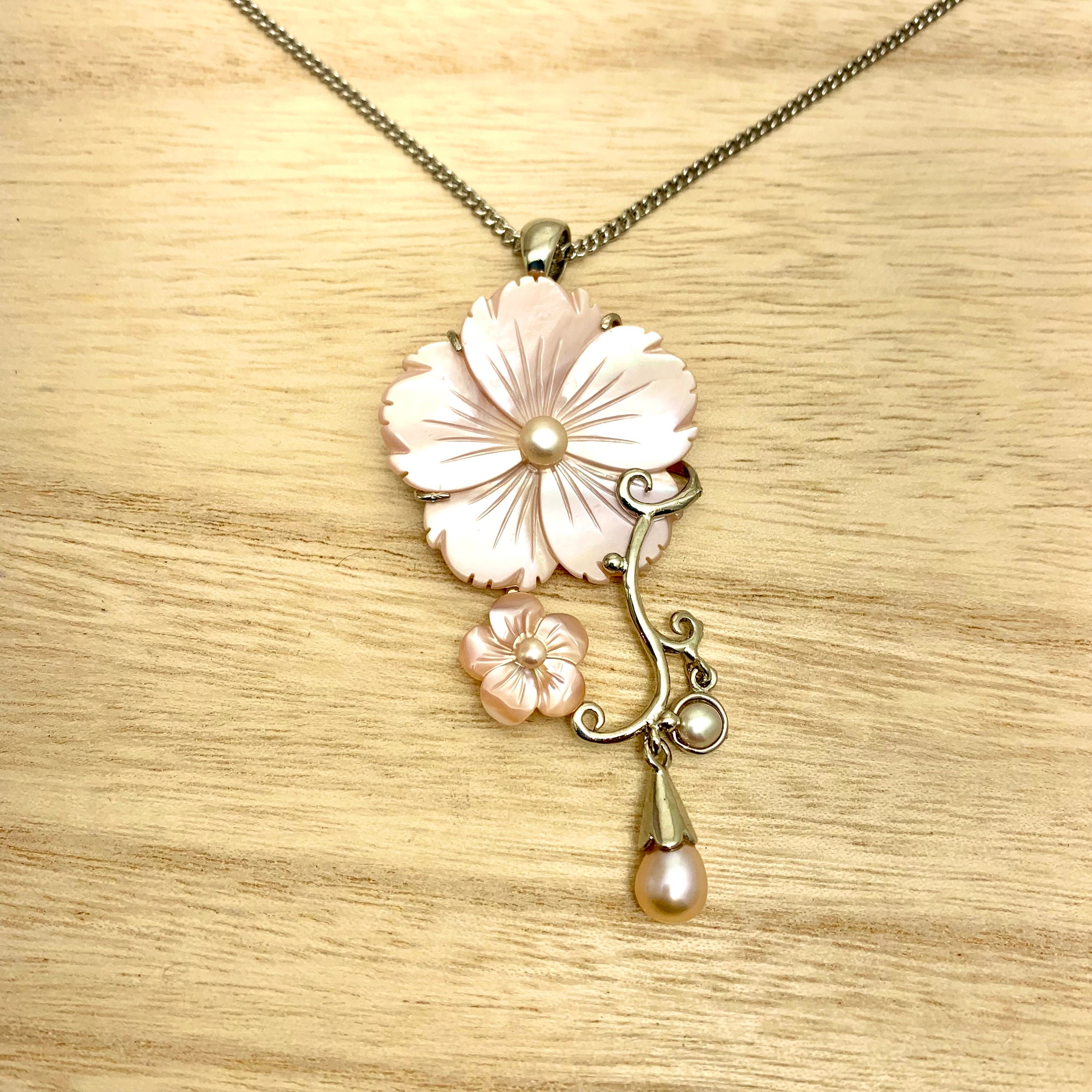 Vintage Sweet Cool Natural Shell Flower Pendant Necklace Girls Cute Plum Blossom  Charms Necklace for Women Fashion Jewelry 2023