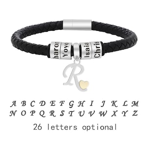 Op maat gemaakte gevlochten leren armband met 1-4 gegraveerde kralen en initiaal bedel • Zilveren roestvrijstalen gepersonaliseerde herencadeau