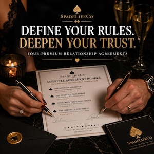 以下が含まれることがあります： 「DEFINE YOUR RULES. DEEPEN YOUR TRUST.」というテキストが入ったライフスタイル契約バンドル。バンドルには、4つのプレミアム関係契約が含まれています。ペンが書類に署名しています。金のスペードロゴが入った黒い封筒がテーブルにあります。
