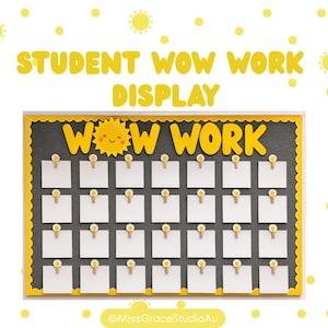 Pode incluir: Um quadro de exibição de estudante amarelo e preto com as palavras "STUDENT WOW WORK DISPLAY" em amarelo. O quadro tem uma borda amarela e um gráfico de sol. Inclui cartões brancos em branco.