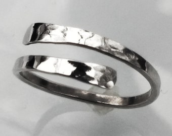 Zehenring aus Sterlingsilber, Einstellbar Größe 3 - 4, Doppelband Kleiner Zehenring, Oberhalb Knöchel, Midi Ring - Handgemachtes Gehämmertes Metall