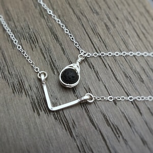 Trådlindad svart lavasten eterisk olja parfymdiffusorhänge med V-stångshalsband 925 sterlingsilver lager-i-lager-set