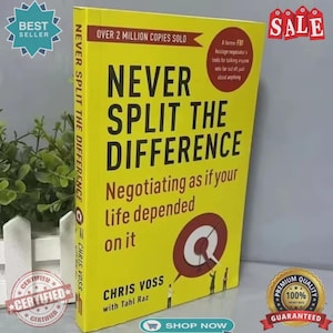 Könnte beinhalten: Ein gelbes Buch mit dem Titel "NEVER SPLIT THE DIFFERENCE" mit dem Untertitel "Negotiating as if your life depended on it". Das Buchcover zeigt Text und eine Zielgrafik. Der Autor ist Chris Voss.