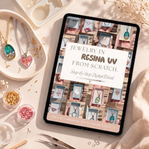 Puede incluir: Una tableta digital muestra un libro electrónico titulado "Jewelry in Resina UV From Scratch". La imagen muestra joyas de resina, incluidos collares con diseños florales y abstractos. Los materiales de artesanía y las piezas terminadas están dispuestas alrededor de la tableta.