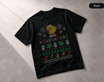 Könnte beinhalten: Ein schwarzes Kurzarm-T-Shirt mit einer pixeligen Grafik im Feiertagsdesign. Das Motiv zeigt einen gelben Vogel, grüne Weihnachtsbäume, Geschenkkartons und verschiedene kleine Kreaturen in horizontalen Reihen mit weißen Schneeflocken.