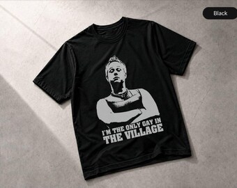 Camiseta "Only Gay In The Village" (Solo gay en el pueblo) - Ropa retro británica de comedia humorística.