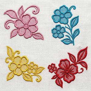 Puede incluir: Cuatro diseños de bordado a máquina cosidos sobre tela blanca. Arriba a la izquierda una flor rosa con hojas, arriba a la derecha un tallo floral azul, abajo a la izquierda un grupo floral amarillo y abajo a la derecha un arreglo floral rojo.