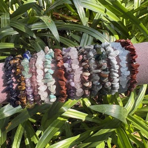 Bracelet de guérison aux éclats de cristal pour l'énergie, l'équilibre et la pleine conscience, bijoux en pierres précieuses naturelles à porter au quotidien