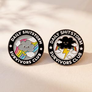 Daily Shitstorm Survivors Club Emalj Pin Set, Roligt Molnmärke, Brosch för Mental Hälsa Humor, Rainbow Storm Jacka Väska Gåva
