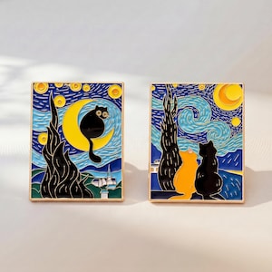 Pode incluir: Dois pins retangulares de esmalte com designs artísticos inspirados num céu estrelado. Um pin mostra um gato preto numa lua crescente amarela, enquanto o outro mostra um gato amarelo e um preto sentados juntos sob uma lua amarela.