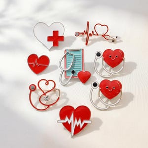 Può includere: Una collezione di spille in smalto a tema medico con vari design, tra cui un cuore bianco con una croce rossa, una linea del battito cardiaco rossa, una cartella clinica con stetoscopio e cuori rossi con facce sorridenti.