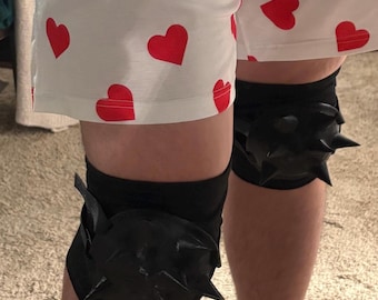Rodilleras con pinchos encantadas de Carl / Accesorio de cosplay de fan art de Carl de Dungeon Crawler