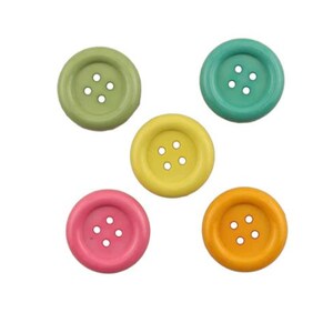 Pu&ograve; includere: Cinque bottoni in legno di colori pastello: verde, blu, giallo, rosa e arancio. Ogni bottone ha quattro fori e un bordo rialzato.
