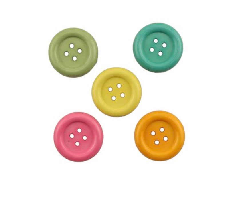 Pu&ograve; includere: Cinque bottoni in legno di colori pastello: verde, blu, giallo, rosa e arancio. Ogni bottone ha quattro fori e un bordo rialzato.