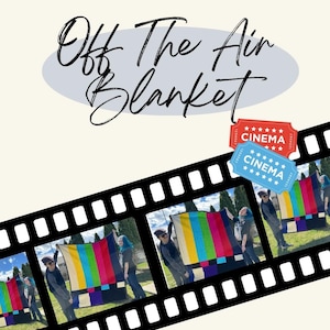 Könnte beinhalten: Drei Personen halten eine bunte Häkeldecke, die einem alten Fernseh-Testbild ähnelt. Die Decke ist aus Streifen in Gelb, Grün, Blau, Rosa und Rot gefertigt. Die Decke hat unten ein schwarz-weißes Schachbrettmuster. Die Personen stehen in einem grasbewachsenen Bereich mit einem Filmstreifenrand um das Bild. Der Text "Off The Air Blanket" ist in einer kursivschriftlichen Schriftart über dem Bild geschrieben. Zwei blaue und rote Tickets mit dem Wort "CINEMA" befinden sich in der oberen rechten Ecke des Bildes.
