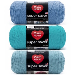 Pu&ograve; includere: Tre gomitoli di filato Red Heart Super Saver in blu, turchese e azzurro. Ogni gomitolo pesa 7 oz (198 g) e misura 364 yds (333 m).