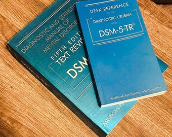 DSM 5 TR Diagnostic Manual Set: Paperback, Desk Reference, Index Tabs  978-0890425763