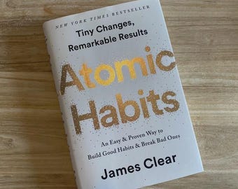 Hábitos atómicos de James Clear: pequeños cambios, resultados extraordinarios.